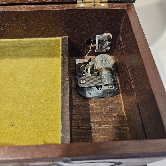 Elegant Wooden Jewelry Organizer with Music Box - Brown - Picture 5 of 10